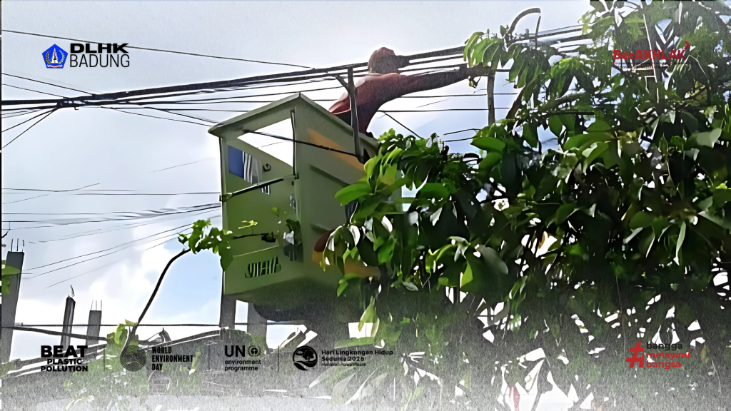 Menindaklanjuti aduan masyarakat, tim DLHK Badung langsung turun tangan menangani pohon palem yang hampir jatuh menimpa kabel listrik  di wilayah  jalan raya munggu, mengwi