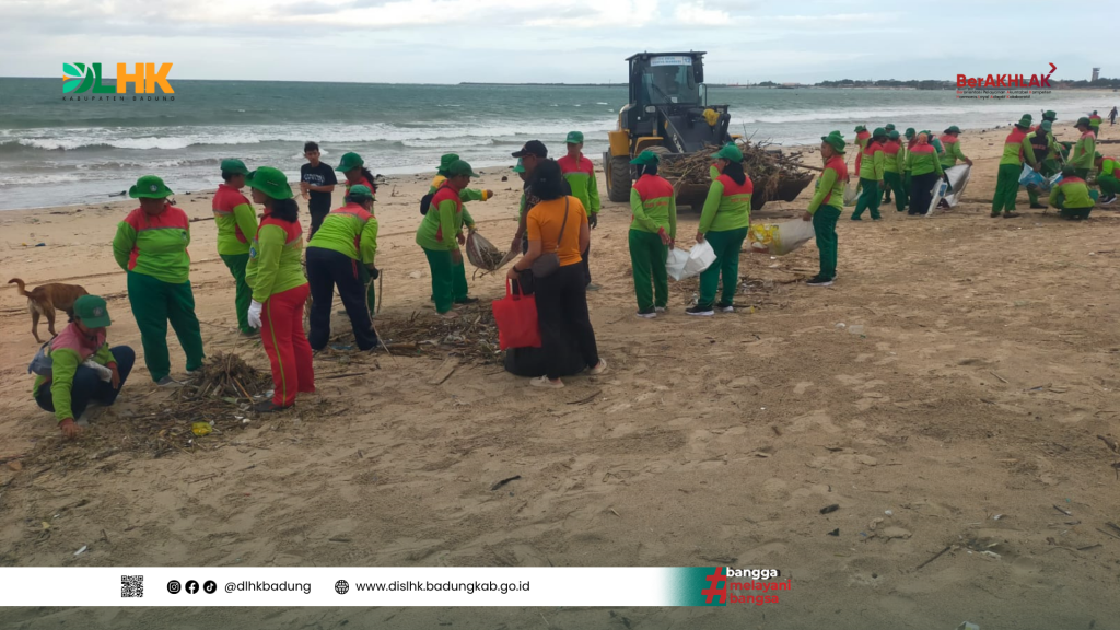 DLHK Badung Bersama Perhimpunan Tarung Derajat Badung Gelar Aksi Bersih Pantai Jimbaran