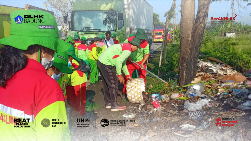 Terkait Pengaduan  Masyarakat Tim Kebersihan DLHK Badung Membersihkan Sampah di Sepanjang Jalan Terminal Mengwi