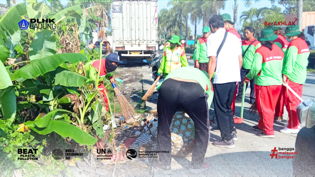 Bersama Yoga Happy Badung Moments, Bendesa Adat Kerobokan dan Dinas Kominfo Kabupaten Badung Lakukan "Clean Up" Pantai Petitenget