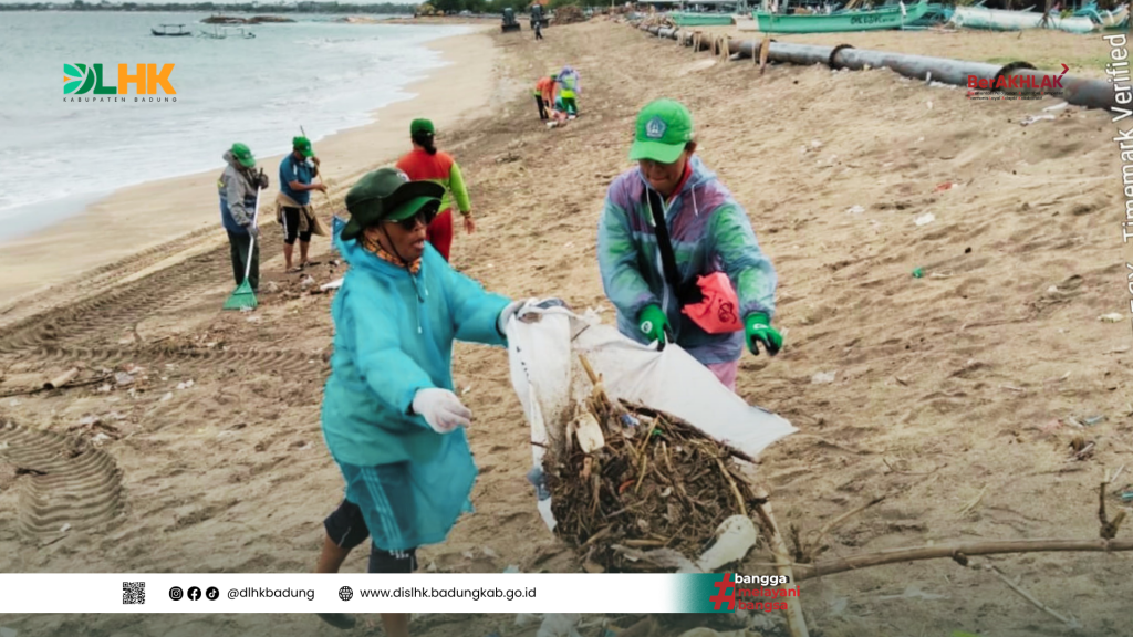 Tim Kebersihan DLHK Badung Wilayah Kuta Tangani Sampah Kiriman di Pantai Patra