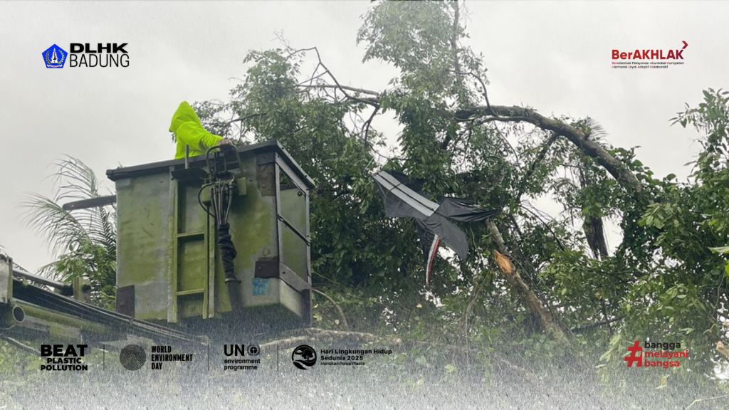 DLHK Badung Atensi Pohon Yang Roboh Akibat Cuaca Buruk Di Jalur Villa Ayung Sibang Gede