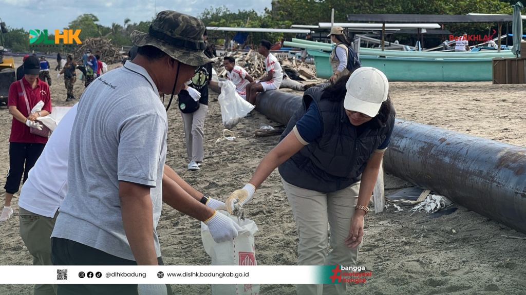 Plt. Kepala Dinas Lingkungan Hidup dan Kebersihan Kabupaten Badung Beserta Jajaran Menghadiri Kegiatan Satu Aksi Bumi Lestari di Pantai Jerman, Kuta