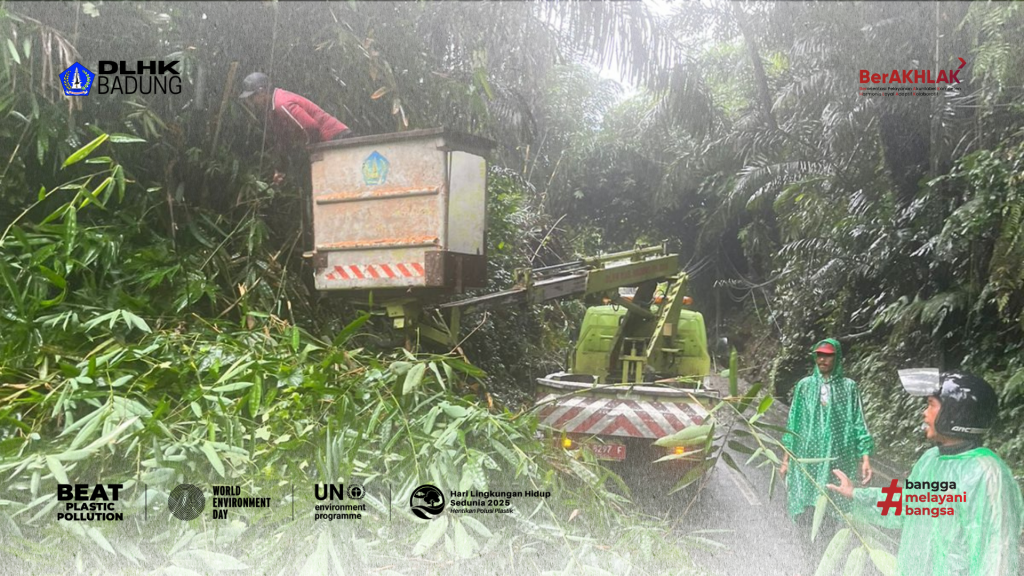 DLHK Badung Atensi Pohon Bambu yang Rempak Di Jalur Blahkiuh Menuju Ayunan Akibat Cuaca Buruk