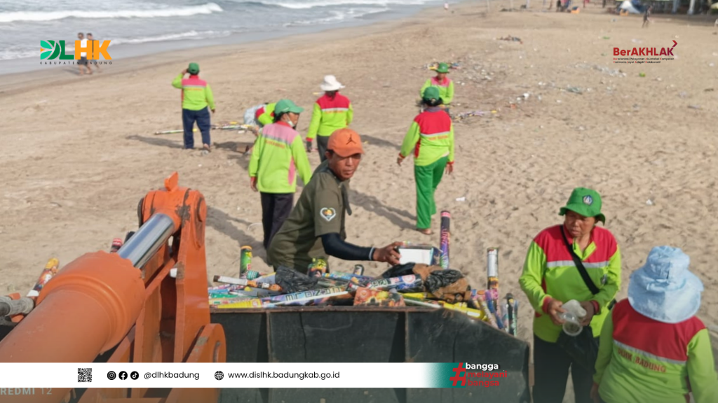 Dinas Lingkungan Hidup dan Kebersihan Kabupaten Badung Bersihkan Sampah Laut dan Sisa Kembang Api di Pantai Samigita
