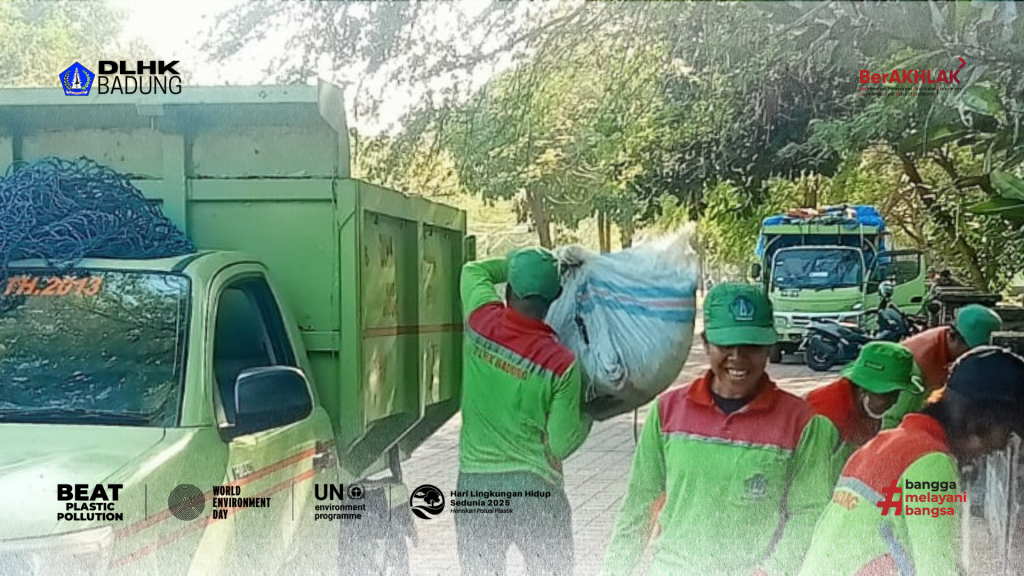 Terkait Pengaduan Masyarakat Tim Kebersihan DLHK Badung Membersihkan Sampah Yang Berserakan Di Sepanjang Jalan Pratama Raya Benoa