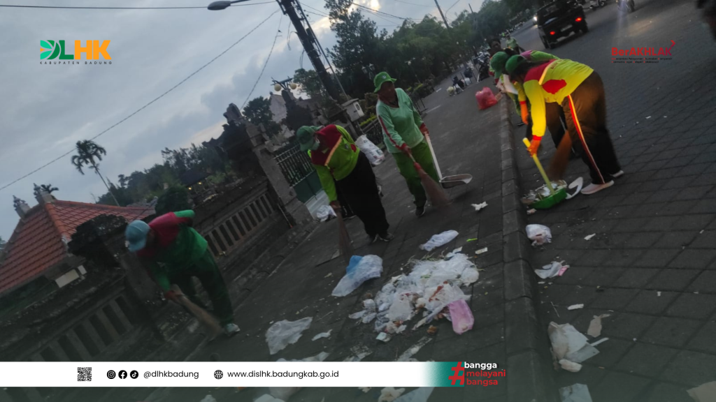 Dinas Lingkungan Hidup dan Kebersihan Kabupaten Badung Laksanakan Pembersihan Sampah di Area Parkir Obyek Wisata Taman Ayun, kecamatan Mengwi