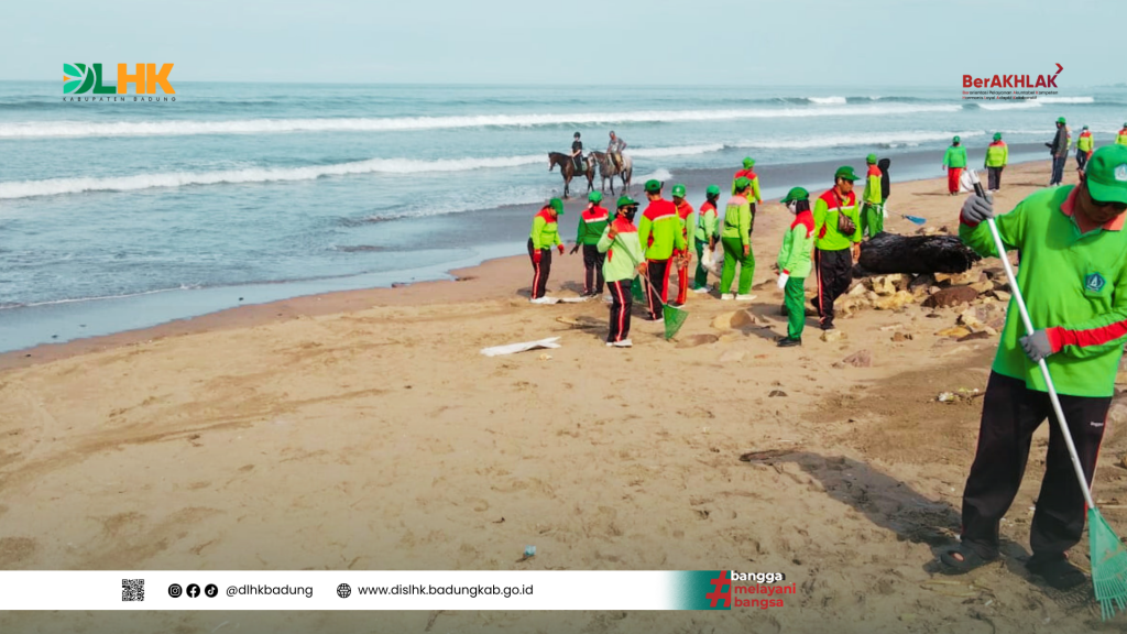 Tim Kebersihan DLHK Badung Melaksanakan Pembersihan Sampah Kiriman di Pantai Ku De Ta dan Pantai Petitenget