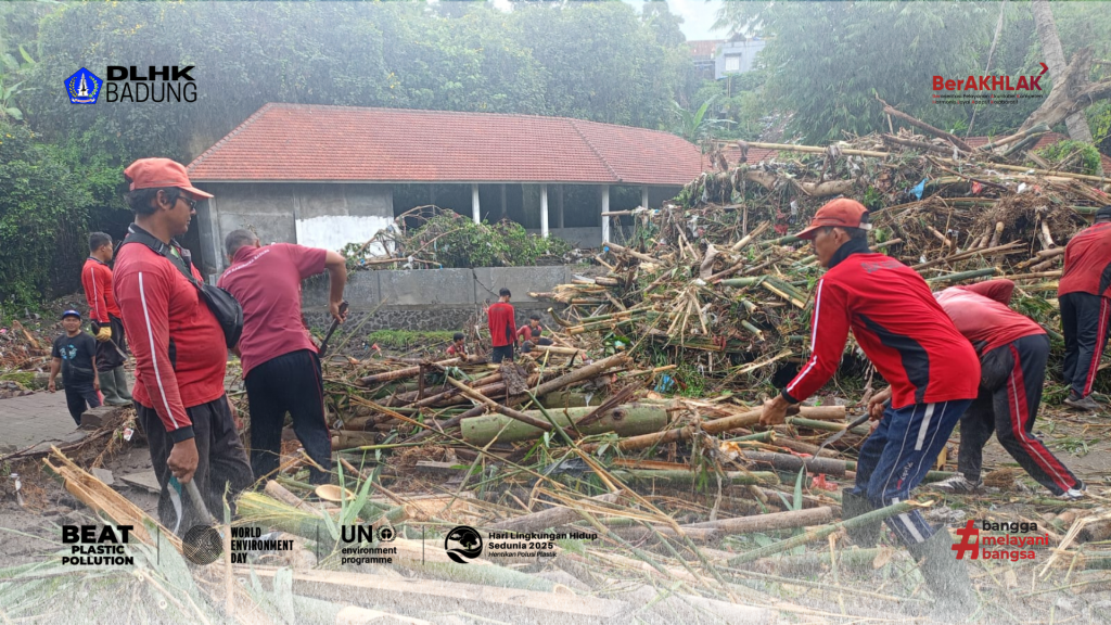 DLHK Badung Terjunkan Tenaga Untuk Bersihkan Area Jembatan Sading Pasca Banjir