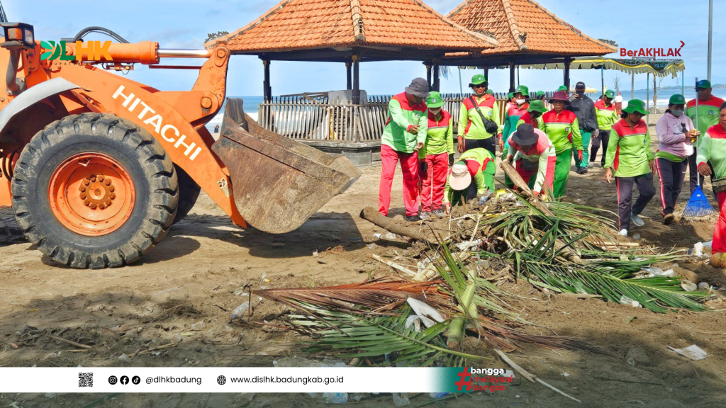 DLHK Badung Laksanakan Pembersihan dan Pengangkutan Sampah Laut di STO Pantai Petitenget