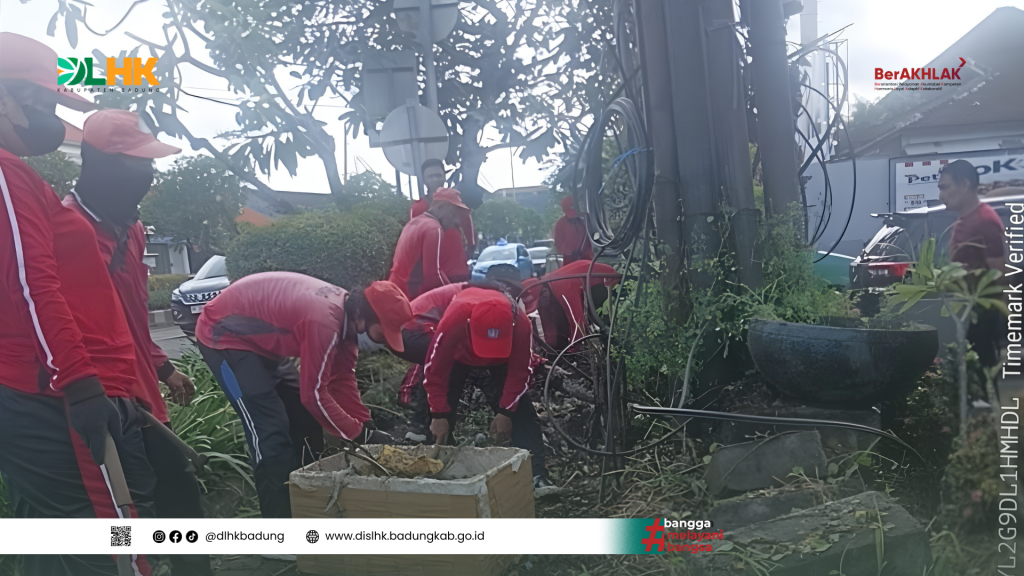 Tim DLHK Badung Atensi Pengaduan masyarakat Sampah di Trotoar Wilayah Jimbaran