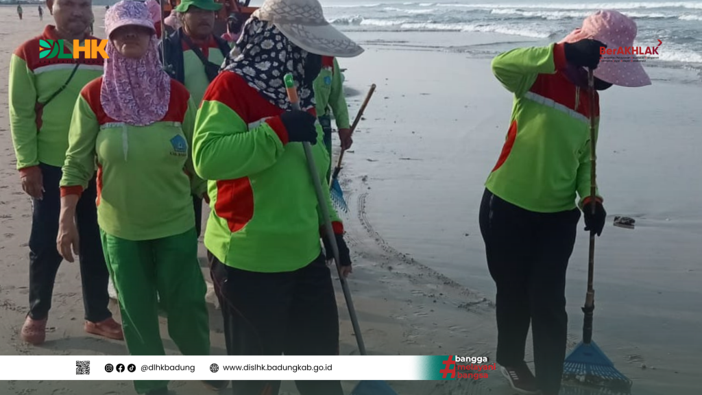 DLHK Badung Bersihkan Sampah Kiriman dan Sampah Tipis Merata di Pantai SAMIGITA