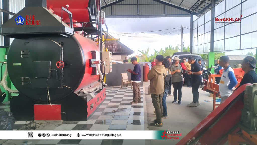Pastikan Operasional Berjalan Baik, Plt. Kepala DLHK Badung Tinjau Uji Bakar Incinerator di TPS3R Pererenan