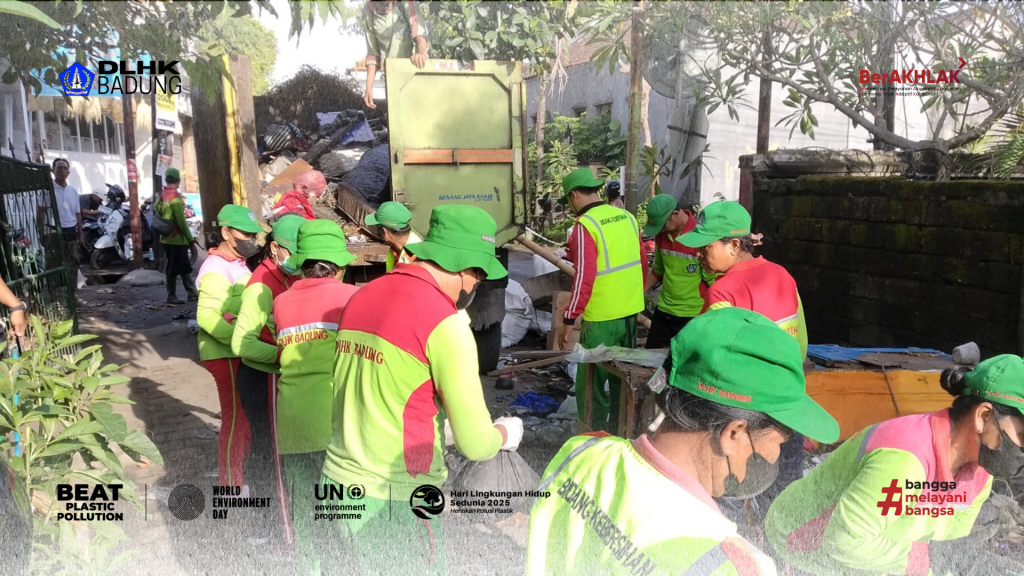 DLHK Badung Laksanakan Aksi Bersih Pasca Banjir Di Pasar Kerobokan dan Pasar Pengosarii, Jl. Raya Canggu Kerobokan, Kuta Utara