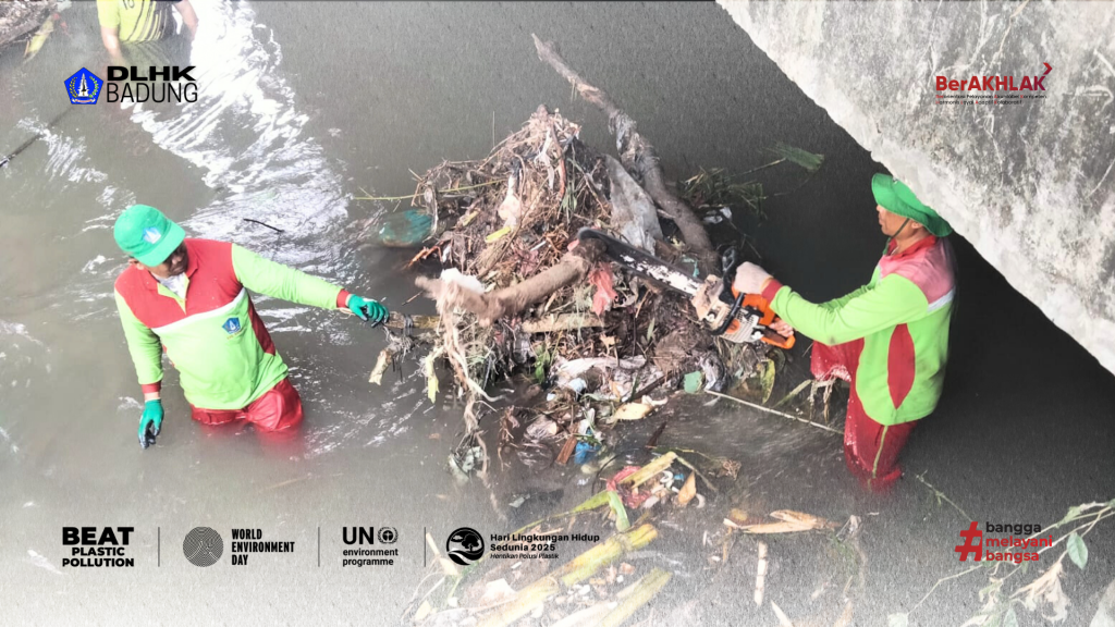 DLHK Badung Melaksanakan Aksi Bersih Sungai Pasca Banjir Dibawah Jembatan Babakan Kerobokan Kaja, Kuta Utara