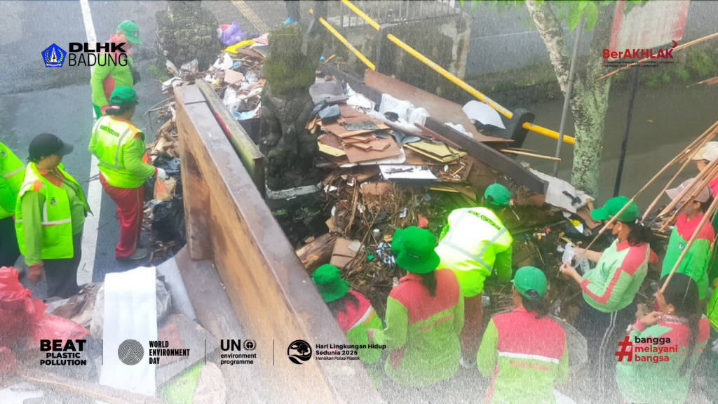 DLHK Badung Laksanakan Aksi Bersih Sampah Pasca Banjir Di Areal Jembatan Banjar Muncan, Jalan Raya Kapal