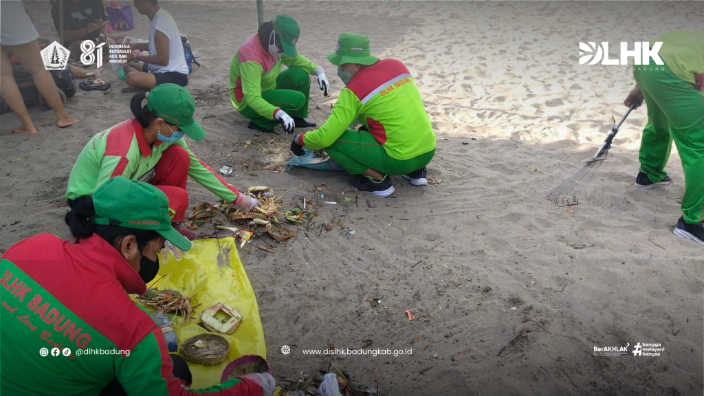 DLHK Badung Laksanakan Pembersihan Rutin di Sepanjang Pantai Petitenget