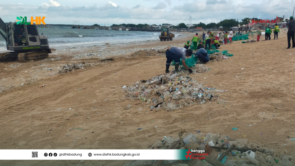 Dinas Lingkungan Hidup dan Kebersihan Kabupaten Badung Tangani Bertahap Sampah Laut di Pantai Kedonganan yang Didominasi sampah Plastik