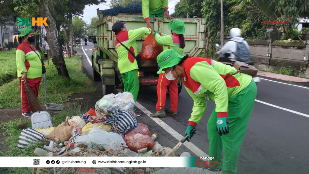 Dinas Lingkungan Hidup dan Kebersihan Kabupaten Badung Laksanakan Penyisiran Spot Sampah Liar di Sepanjang Jalan Latu, Abiansemal