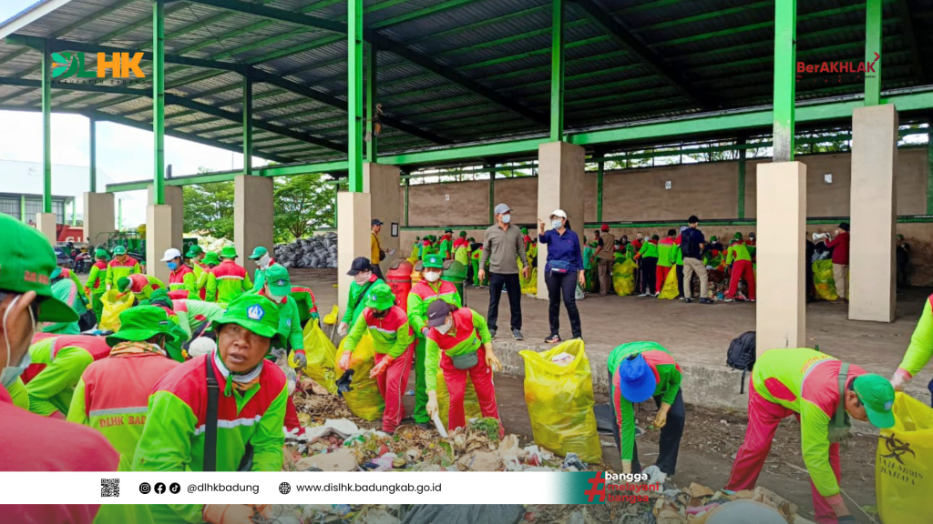 Pemilahan Sampah Dilakukan Oleh Tim Kebersihan, Plt. Kadis dan Sekdis Turun Langsung Pastikan Kinerja Tim Kebersihan