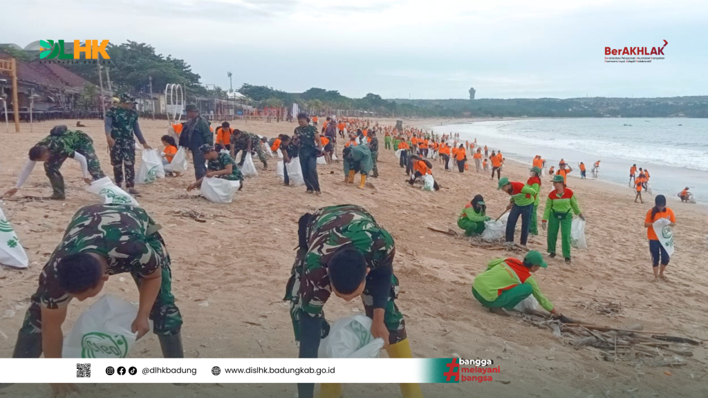 DLHK Kabupaten Badung Bersama Yayasan Bendega Lestari, Cleo Air Mineral, TNI, dan Para Relawan Melaksanakan Kegiatan Penanganan dan Pembersihan Sampah di Kawasan Pantai Kedonganan