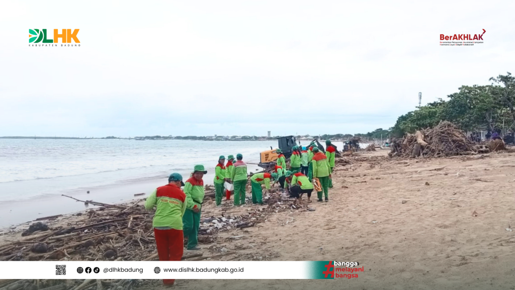 DLHK Badung Terus Lakukan Pembersihan Peningkatan Sampah Kiriman di Pantai Jimbaran
