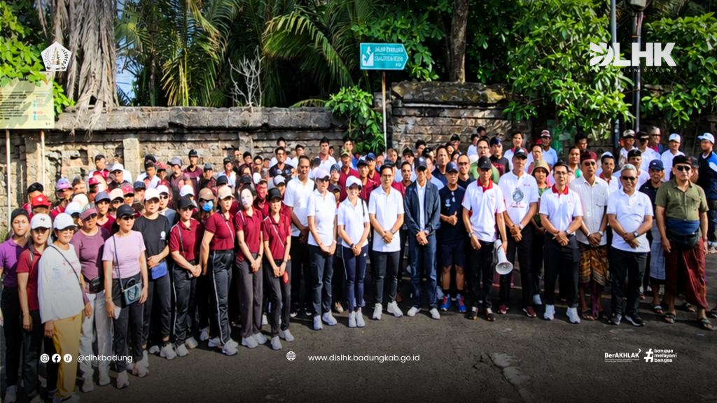 Penanaman Pohon di Central Parkir Pantai Batu Mejan Canggu Lestarikan Kawasan Pariwisata