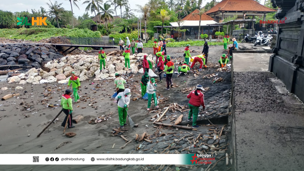 DLHK Badung Melakukan Pembersihan Sampah Laut di Pantai Cemagi, Mengwi, Badung