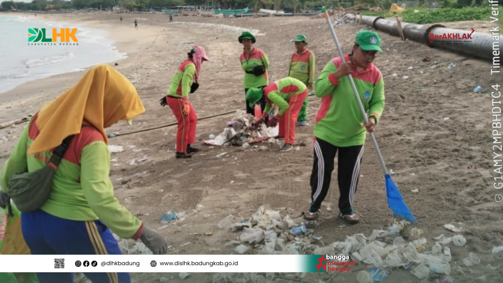 DLHK Badung Bersihkan Sampah Laut Berjenis Plastik di Pantaii Jerman - Kuta