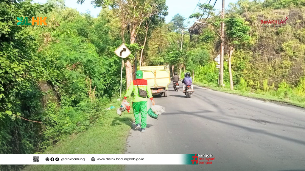 Gerak Cepat Tindak Lanjut Pengaduan Kontak Bupati, DLHK Badung Bersihkan Sampah di Jalur Samasta Menuju Raffles Jimbaran