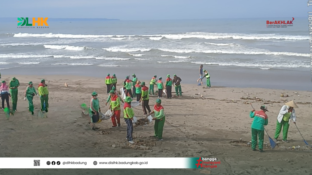 DLHK Badung Tangani Sampah Kiriman di Pantai Batu Belig, Kuta Utara