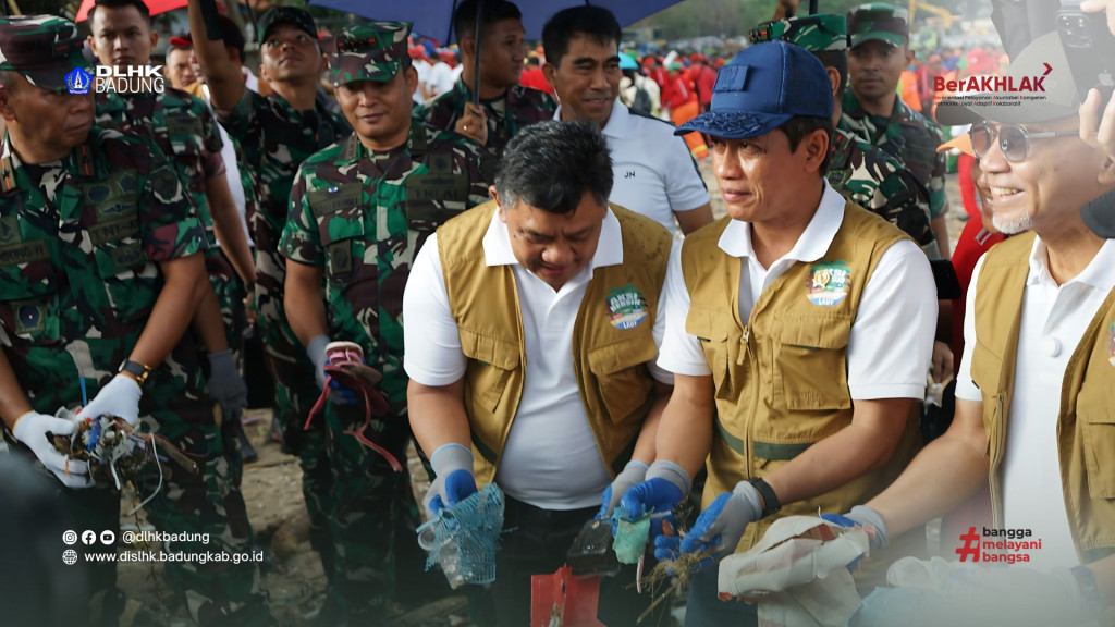 Kementerian Bersinergi Bersama Atasi Sampah Laut Dalam Program Aksi Bersih di Pantai Kuta Bali