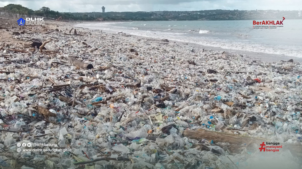 Dinas Lingkungan Hidup dan Kebersihan Kabupaten Badung melakukan Kegiatan Rutin Bersih Pantai yang Berlokasi di Pantai Kedonganan, Jimbaran - Badung