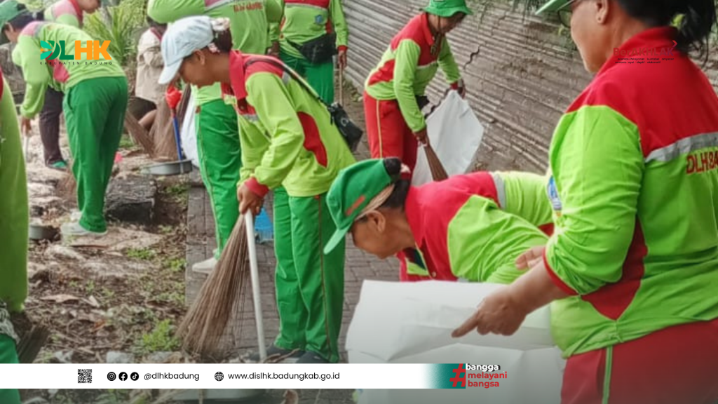 Tindak Lanjut Pengaduan Kontak Bupati, DLHK Badung Laksanakan Penanganan Sampah di Jalan Segara Lor Tanjung Benoa