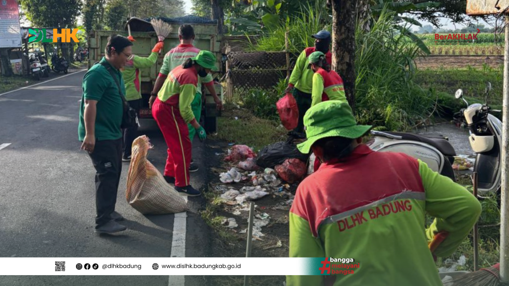 Tim Kebersihan DLHK Badung Tertibkan Spot Sampah Liar di Jalur Jl. Raya Krasan, Sedang, Abiansemal