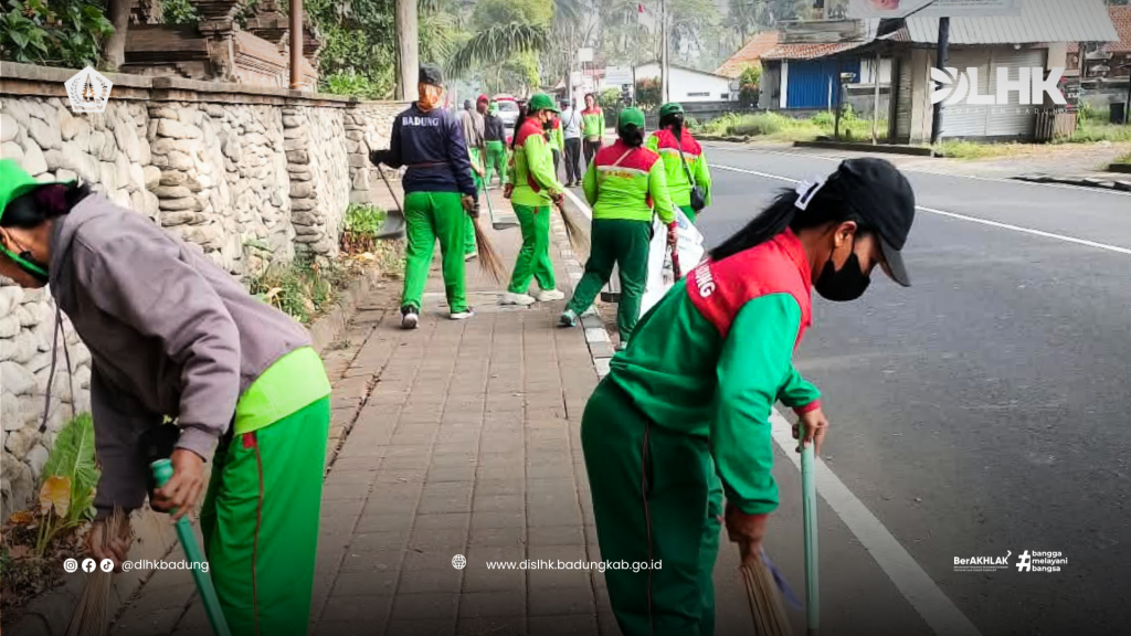DLHK Badung Bersihkan Trotoar di Depan Objek Wisata Sangeh, Dukung Pariwisata Berkualitas