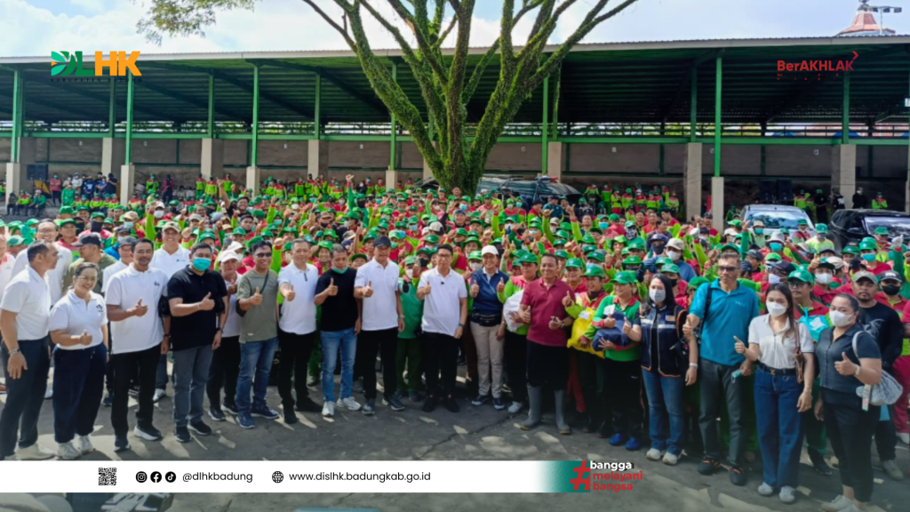Kadis DLHK Badung Beserta Jajaran Mendampingi Bupati Badung Meninjau Operasional Dan Menyerahkan Bantuan Sembako Kepada Tenaga Kebersihan Di PDU TPST Mengwitani