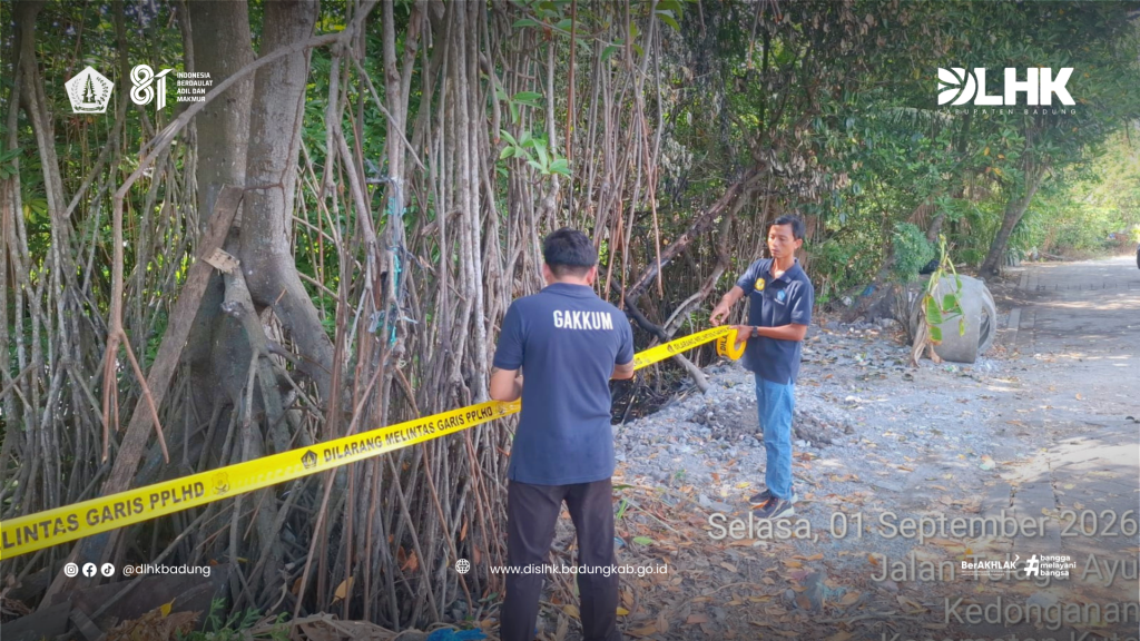 Cegah Pembakaran Sampah, Gakkum DLHK Badung Pasang PPLHD Line di Kawasan Mangrove Kedonganan