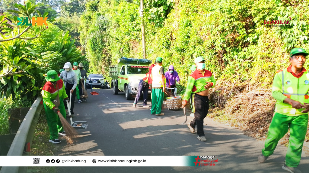 Tim DLHK Badung Membersihkan Spot Sampah di Sepanjang Jalan Tanah Ayu Sibang Gede