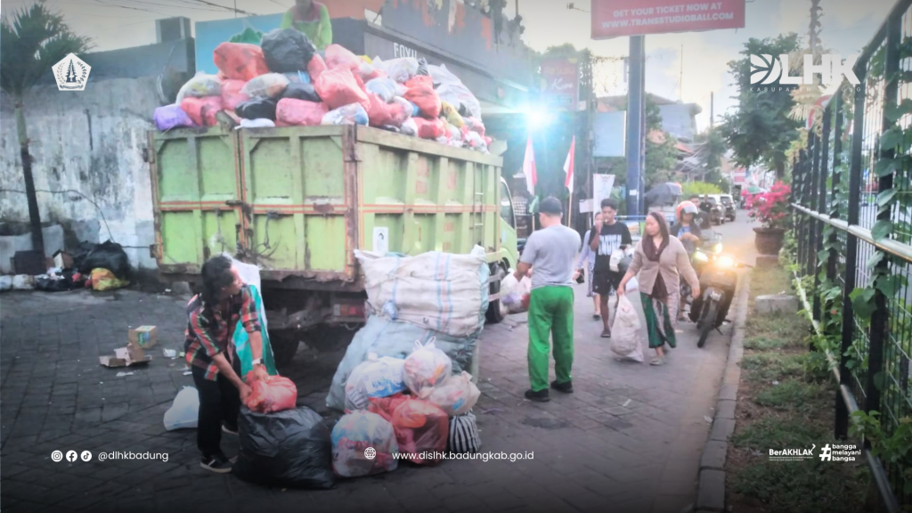 Tetap Konsisten Pemilahan Sampah Sesuai Jenis Serta Jadwal di Drop Point Jalan Waringin dan Area Depan SPBU, Tuban, Kuta