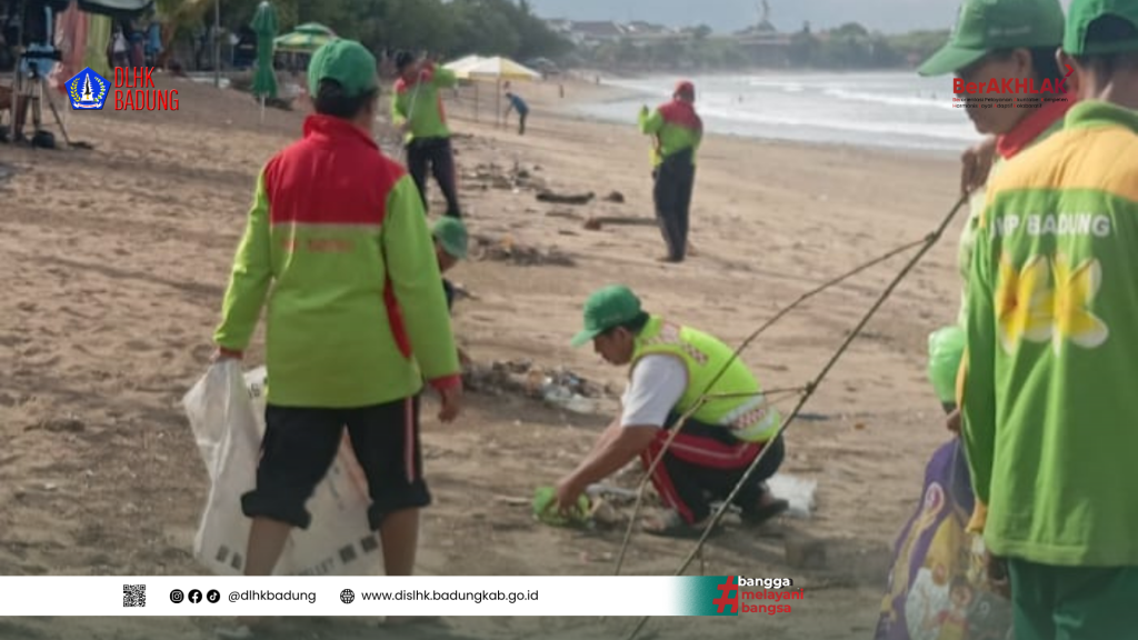Dinas Lingkungan Hidup dan Kebersihan Kabupaten Badung Bersama TNI Melakukan Penanganan Sampah Laut Dari Setra Kuta Hingga Depan Beachwalk Pantai Kuta