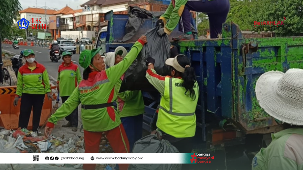 Dinas Lingkungan Hidup dan Kebersihan Kabupaten Badung Bersihkan Spot Sampah di Utara Bundaran Ngurah Rai, Tuban Kuta