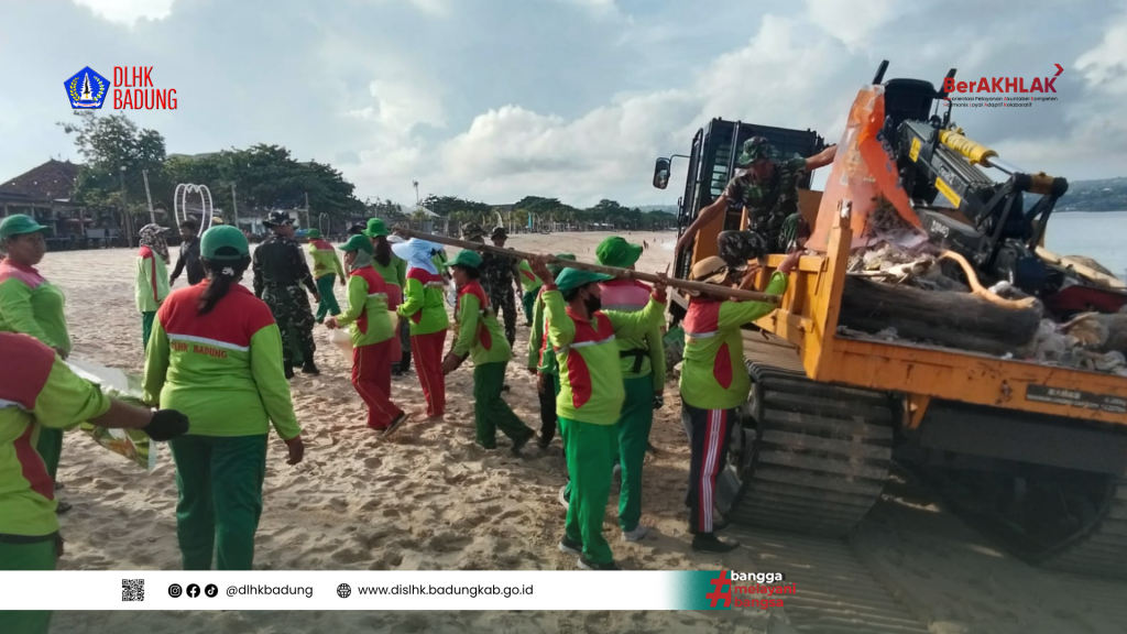 Sinergi DLHK Badung dan TNI Tangani Sampah Laut di Kawasan Pantai Kedonganan