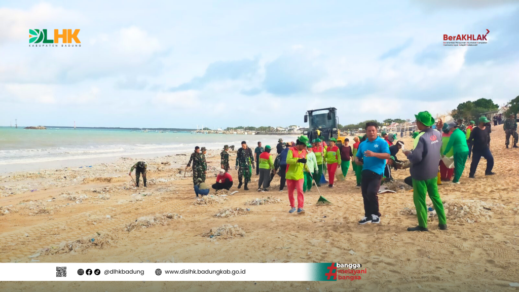 DLHK Badung Bersama TNI Laksanakan Pembersihan Bertahap Sampah Kiriman di Pantai Kedonganan