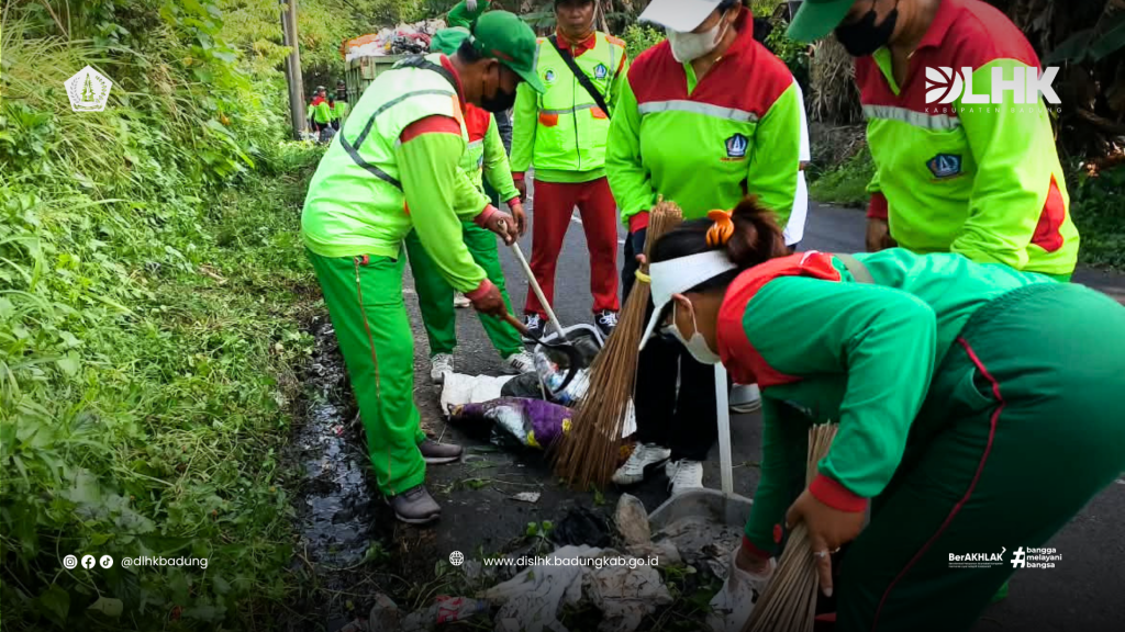 DLHK Badung Bersinergi Dengan Desa Sibang dan Desa Darmasaba Tangani Sampah Tercecer di Jalan Vila Ayung