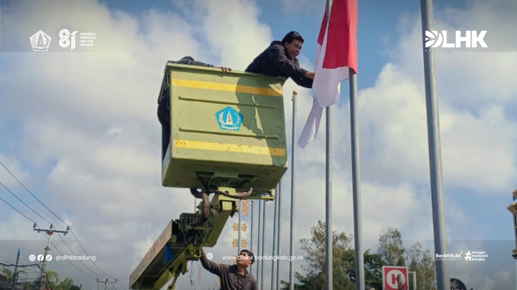 dlhk badung lakukan Pemasangan Bendera Merah Putih pada Taman di wilayah Kabupaten Badung dalam Rangka Menyambut Hari Ulang Tahun ke-81 Kemerdekaan  Republik Indonesia