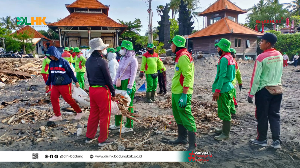 DLHK Badung Lakukan Penanganan Sampah Kiriman di Pantai Cemagi Yang di Dominasi Sampah Kayu dan Ranting