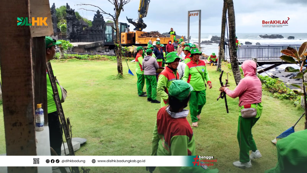 Tim Kebersihan DLHK Badung Bersihkan Sampah Kiriman di Pantai Cemagi