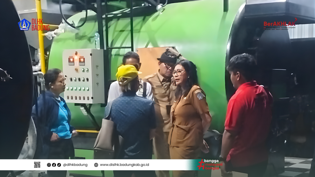 Plt. Kepala DLHK Badung Pantau Uji Bakar Sampah Menggunakan Incinerator di TPS3R Desa Munggu