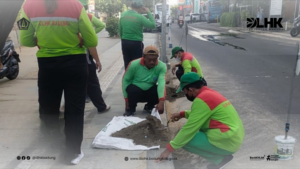 DLHK Kabupaten Badung Laksanakan Kegiatan Rutin Penyapuan dan Pengangkutan Sampah di Sepanjang Jalan Raya Kuta